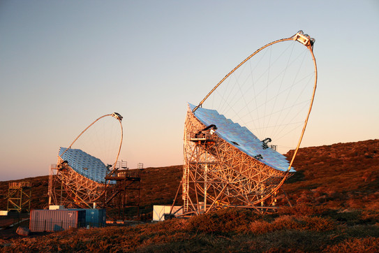 Die MAGIC Teleskope. Foto der MAGIC-Teleskope auf La Palma