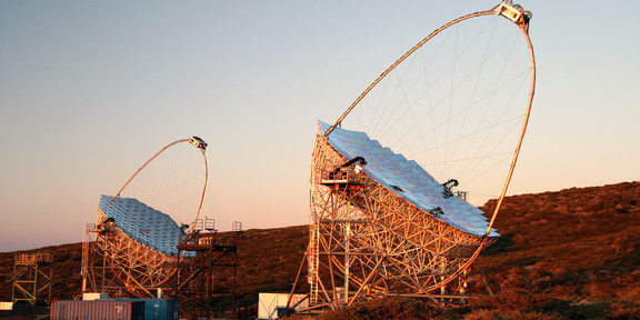 Foto der MAGIC-Teleskope auf La Palma