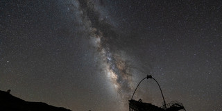 MAGIC-Teleskop auf La Palma bei Nacht vor der Milchstraße