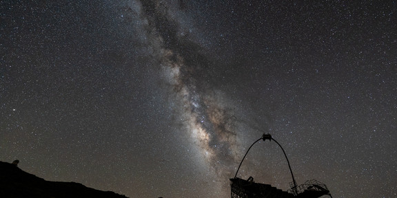 MAGIC-Teleskop auf La Palma bei Nacht vor der Milchstraße